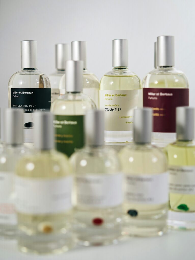 A diagram showing different layers of fragrance ingredients with examples of top, middle, and base notes