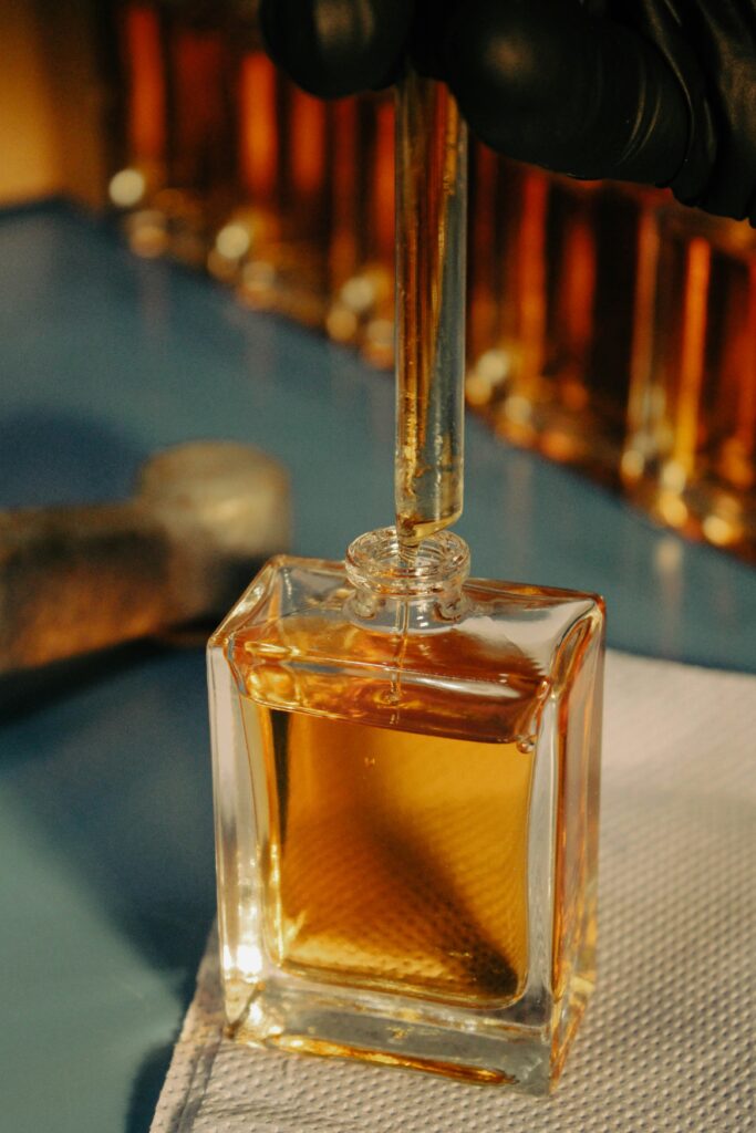 A diagram showing layers of a perfume composition with labeled top, middle, and base notes